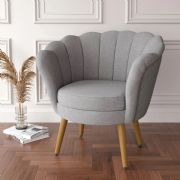 Poltrona P�tala com P�s de Madeira